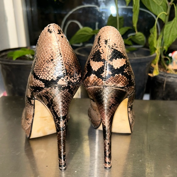 Preview international women’s heels size 7.5 snake print - Picture 6 of 8